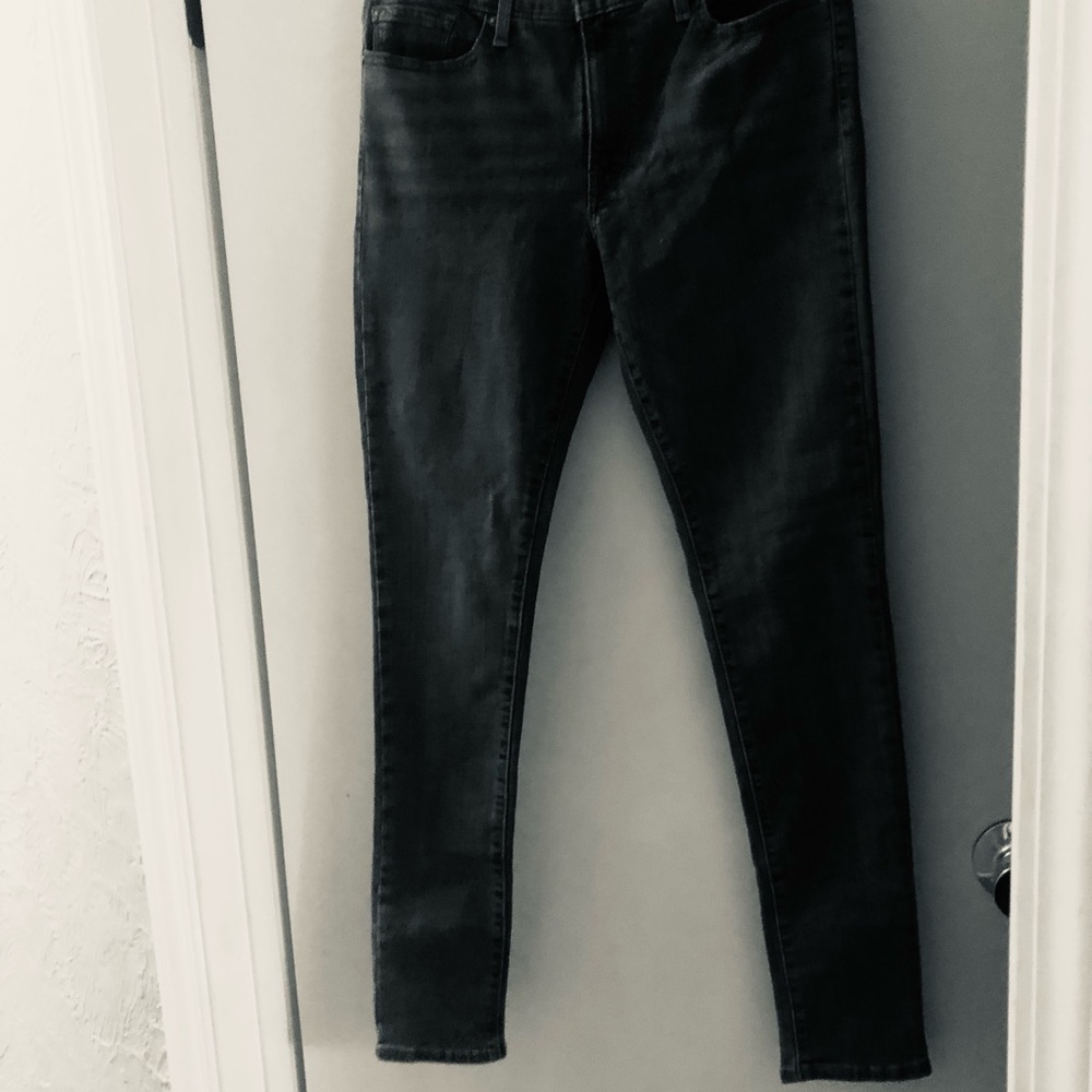 Levi 711 skinny jean.